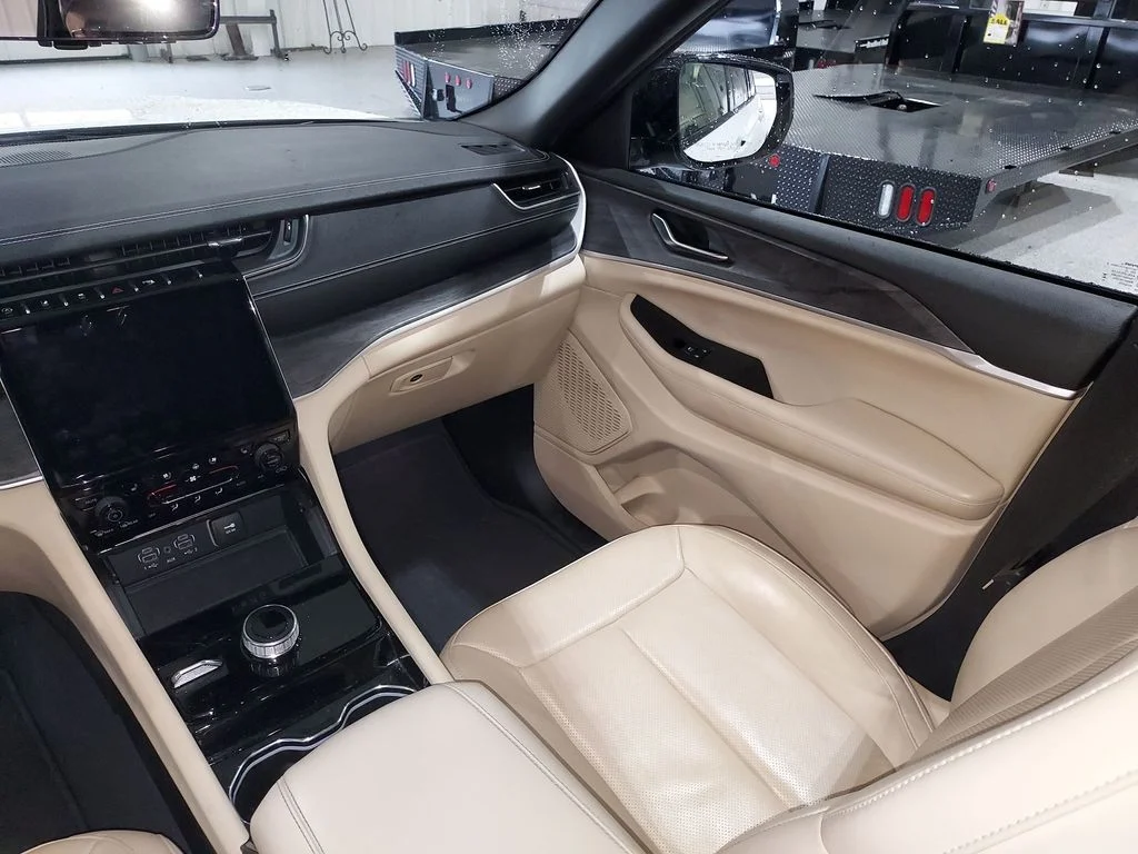Used 2023 White/off-white Jeep Limited image 11
