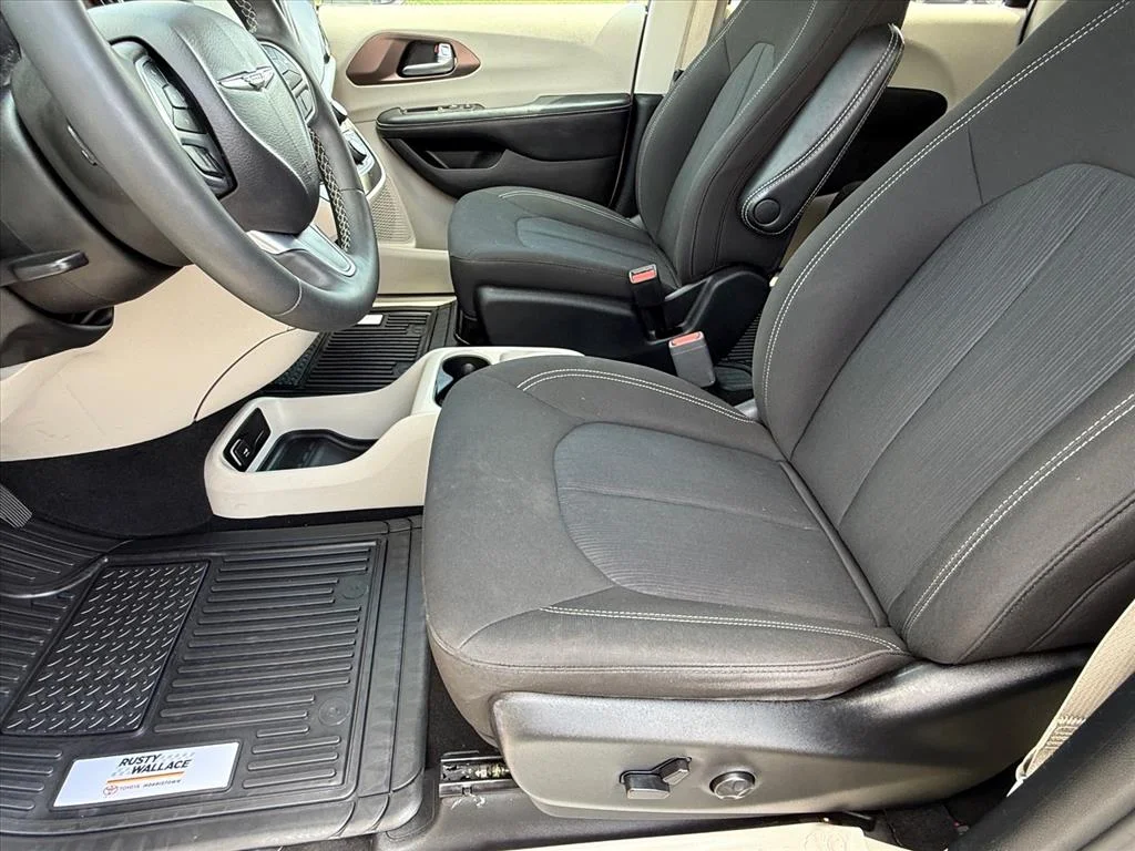 Used 2023 Bright White Clearcoat Chrysler LX image 14