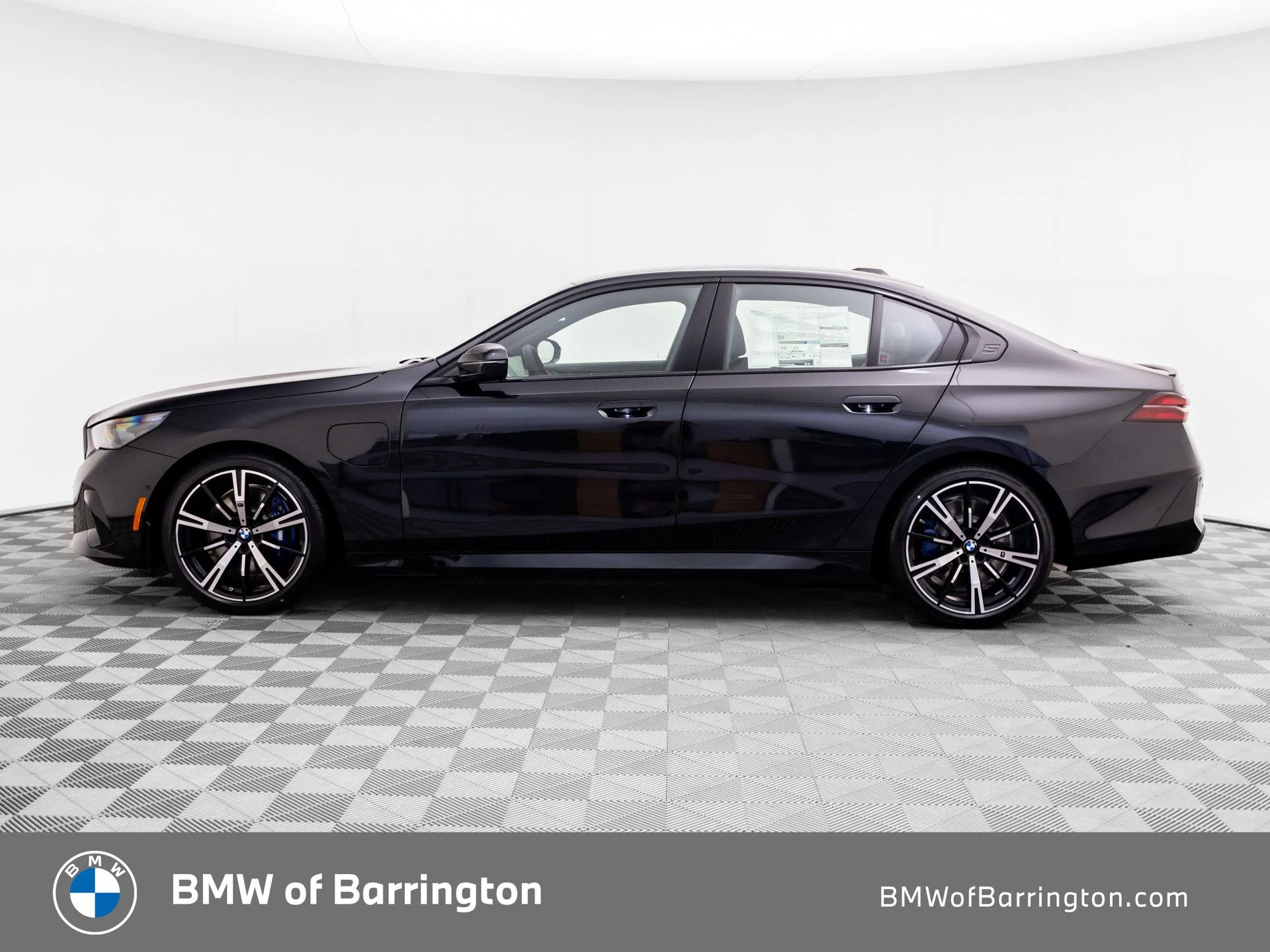 New 2027 Dk. BMW 550e xDrive image 2