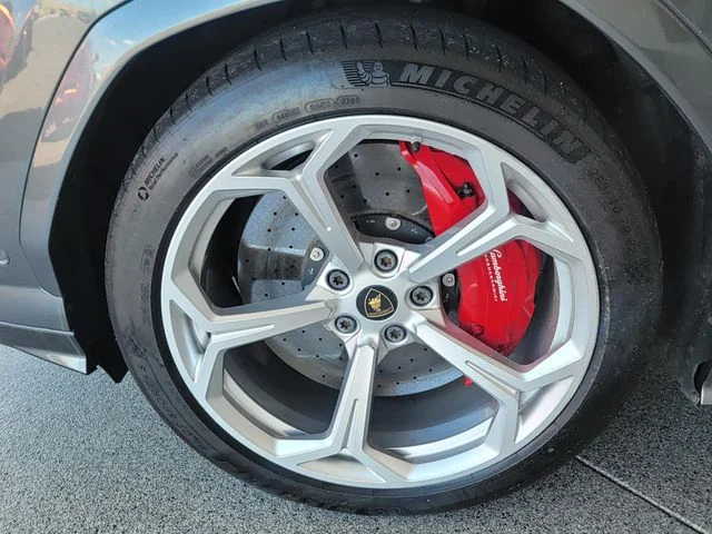 Used 2020  Lamborghini Base image 6