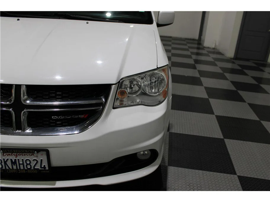 Used 2019 White Knuckle Clearcoat Dodge SXT image 8