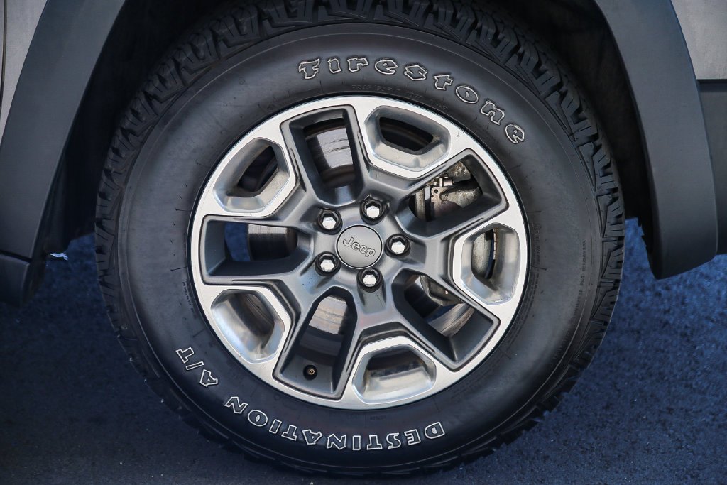 Used 2019 Crystal Metallic Jeep Trailhawk image 9