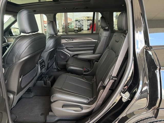 New 2026 Diamond Black Crystal Pearl-Coat Exterior Paint Jeep Limited image 13