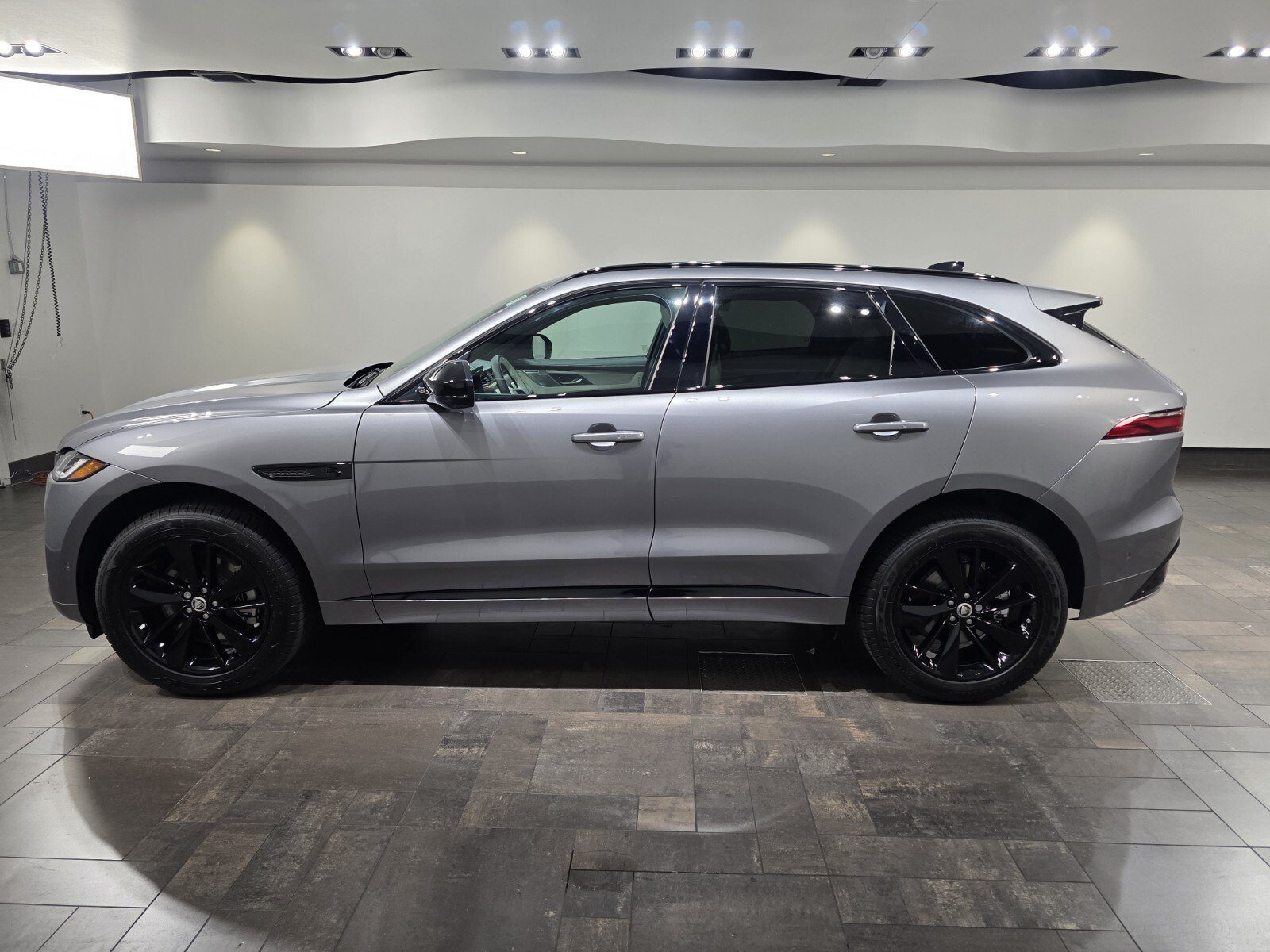 New 2026 Eiger Grey JAGUAR P250 R-DYNAMIC S image 3