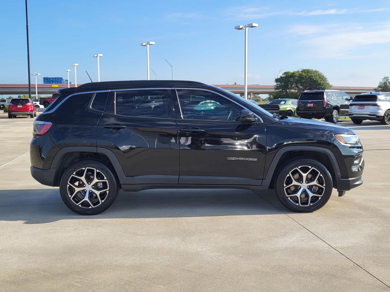 Used 2024 Diamond Black Crystal Pearlcoat Jeep Latitude image 6