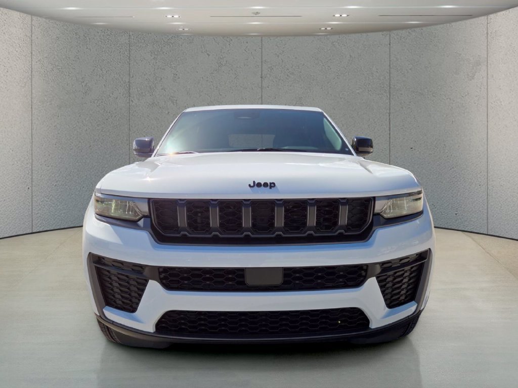New 2027 Bright White Clear-Coat Paint Jeep Laredo Altitude image 13