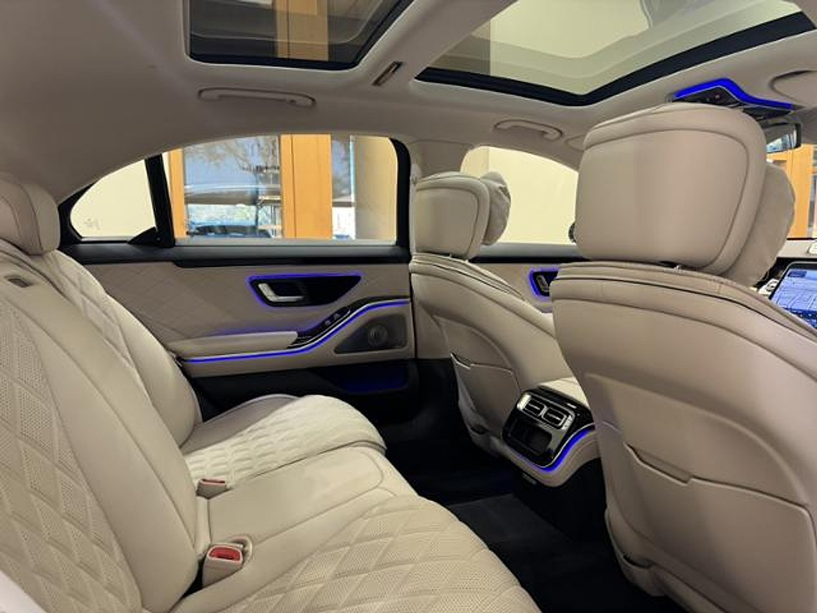 Certified Used 2026 MANUFAKTUR Moonlight White Metallic Mercedes-Benz 4MATIC® image 21