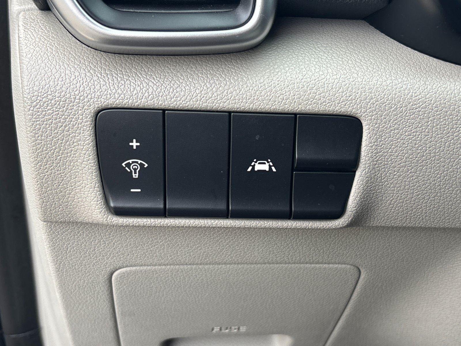 Used 2021 Sparkling Silver Kia LX image 17