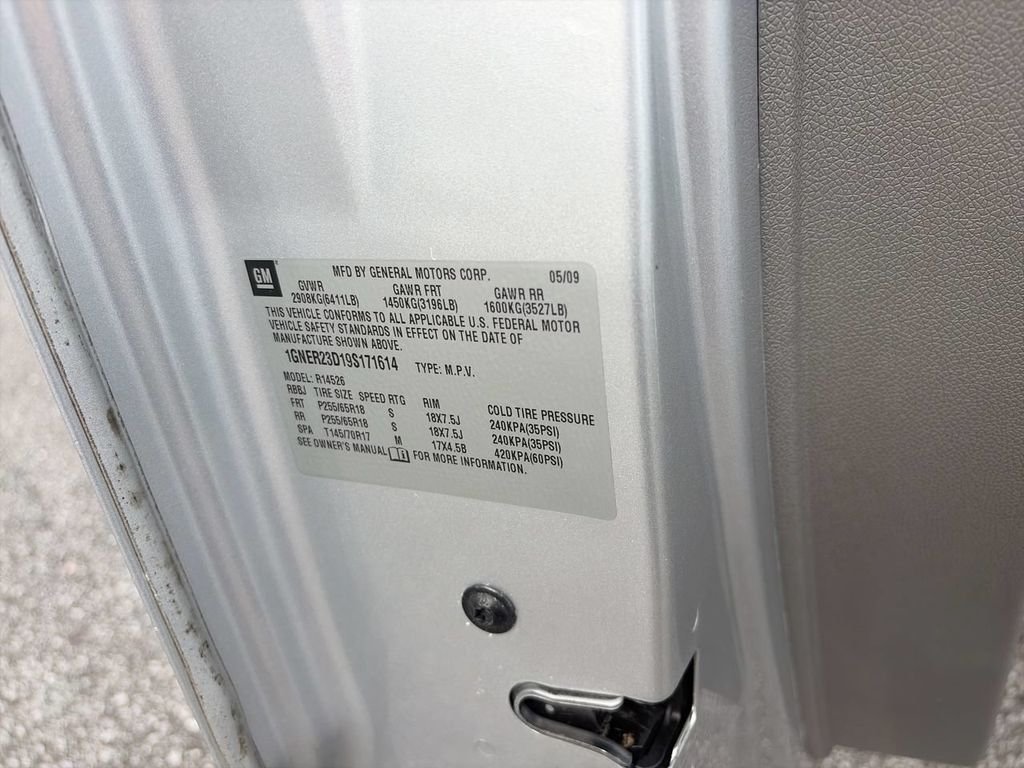Used 2009 Silver Chevrolet LT image 25