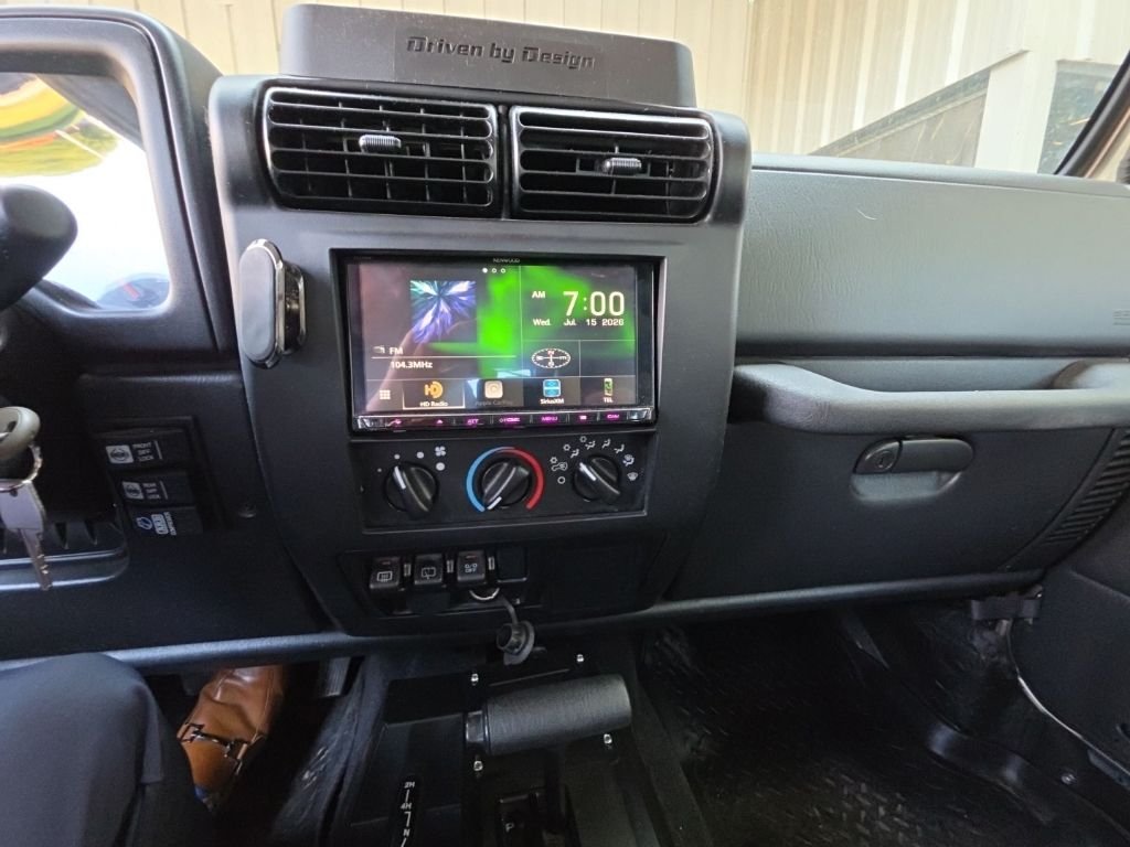 Used 2004 Light Khaki Metallic Jeep Unlimited image 15