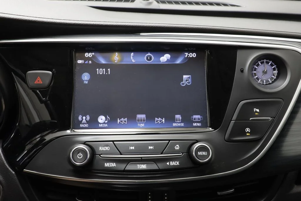 Used 2020 Summit White Buick Essence image 9