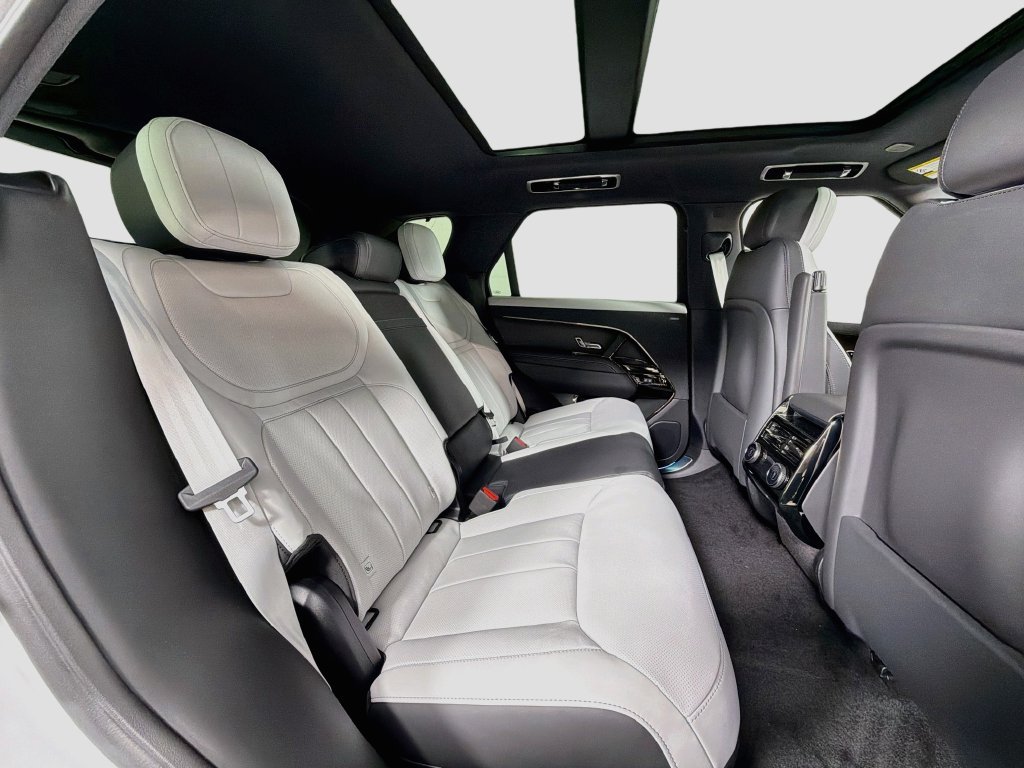 New 2027 Fuji White Land Rover  image 29