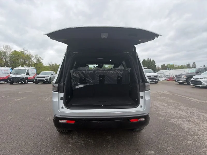 New 2026 Silver-Zynith Exterior Paint Jeep  image 9