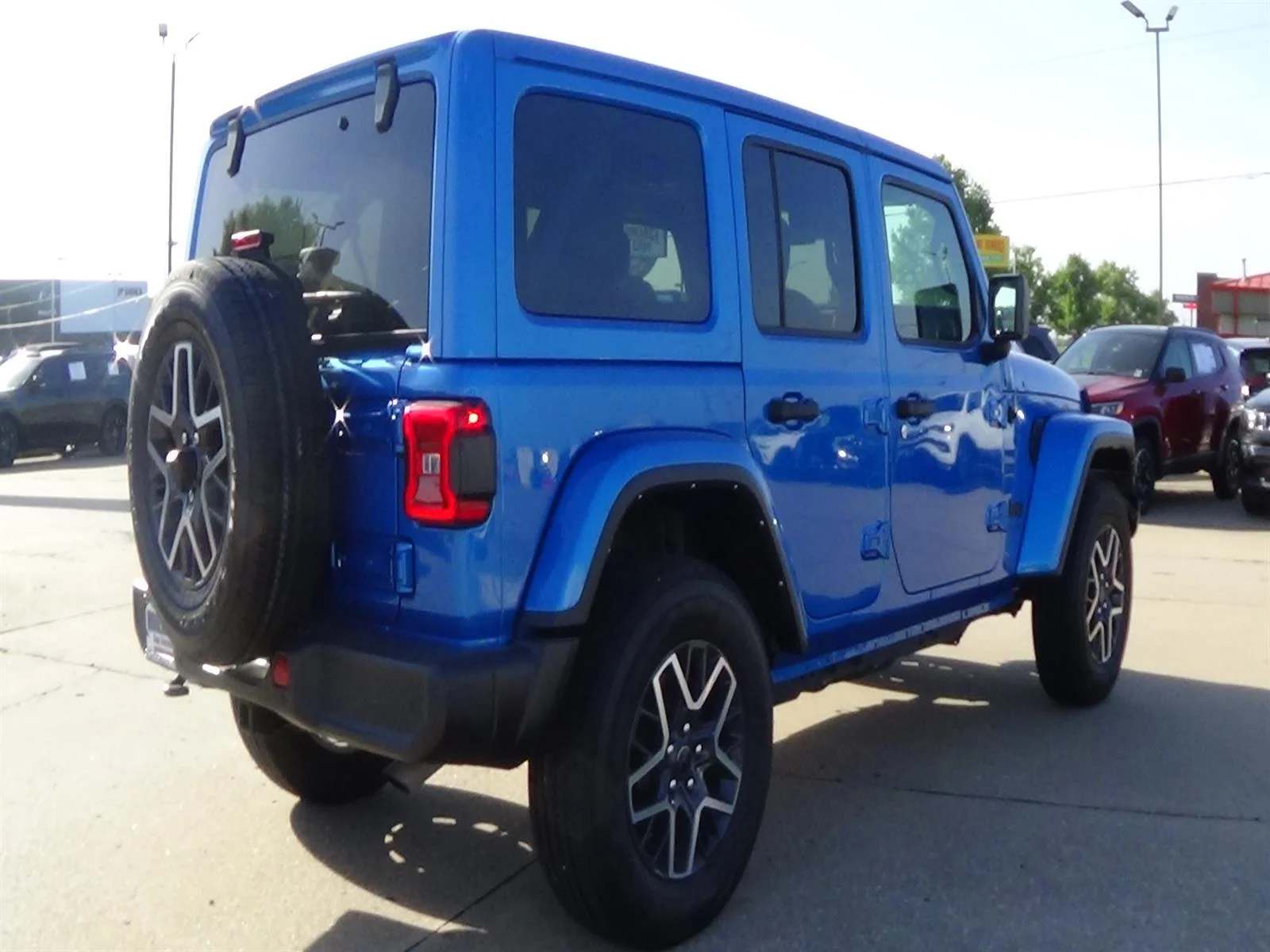 Used 2021 Hydro Blue Pearl Coat (pbj) Jeep Sahara Altitude image 6