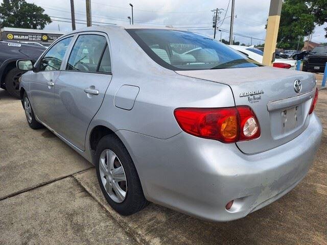 Used 2009 Classic Silver Metallic Toyota LE image 4