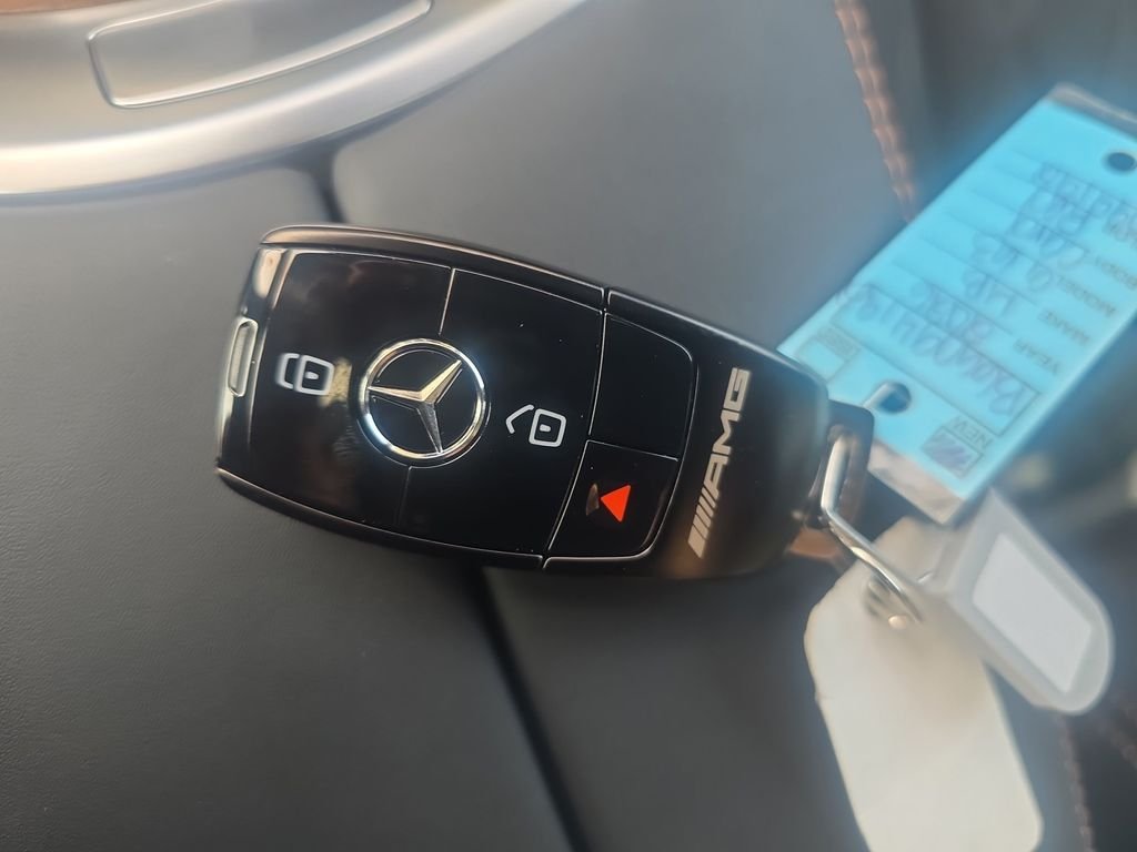New 2026 MANUFAKTUR Exclusive Cardinal Red Magno Mercedes-Benz AMG® G 63 SUV image 29