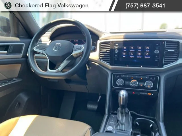 Used 2022 Deep Black Volkswagen 3.6L V6 SE w/Technology image 28