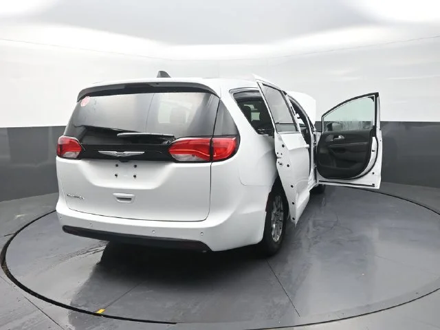 New 2027 Bright White Clear-Coat Paint Chrysler LX image 31