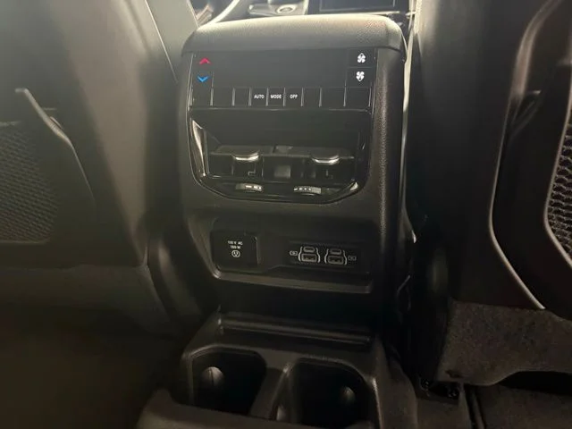 Used 2023 White/off-white Jeep Altitude image 17