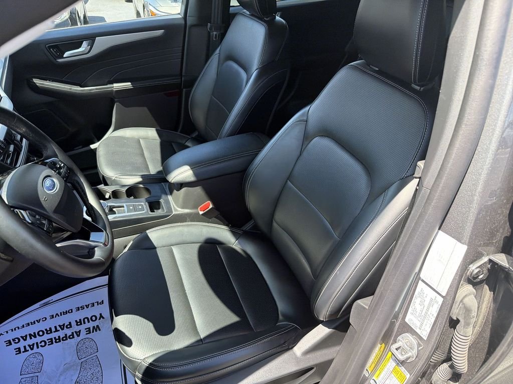 Used 2025  Ford Platinum image 17