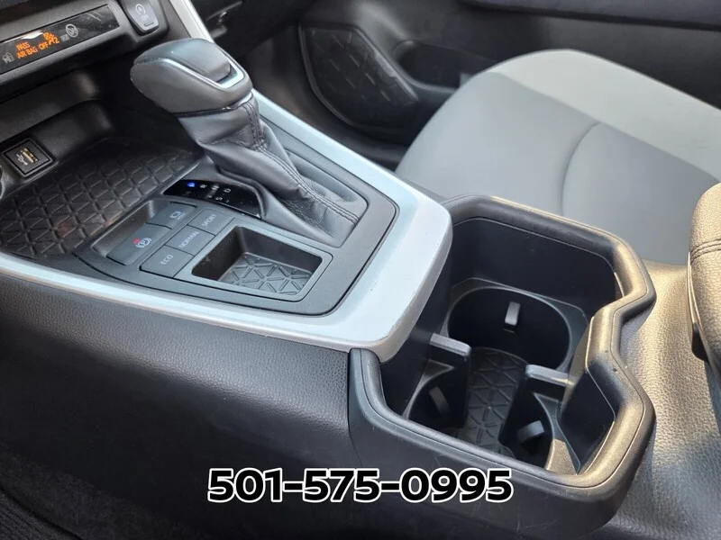 Used 2025 Silver Sky Metallic TOYOTA XLE PREMIUM FWD image 28