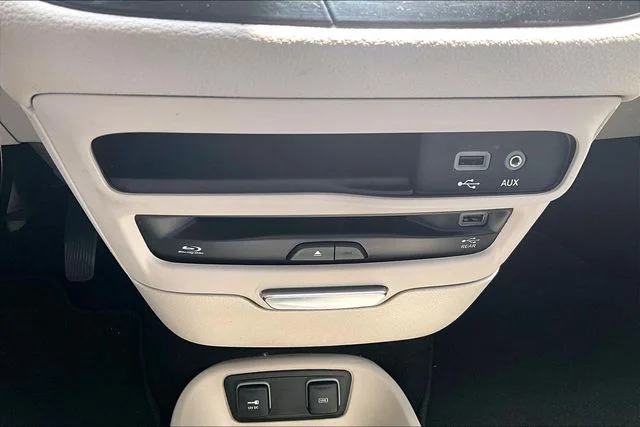Used 2018 Red Chrysler Limited image 32