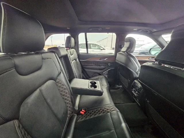 Used 2023  Jeep Summit image 20