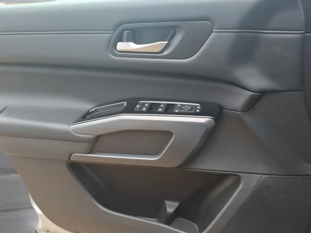 Used 2025  Nissan SL image 15