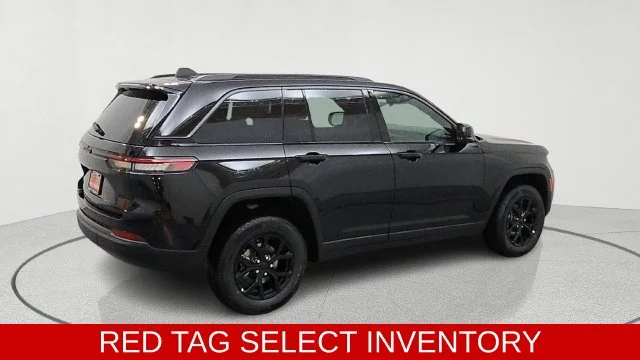 New 2026 Diamond Black Crystal Pearl-Coat Exterior Paint Jeep Laredo Altitude image 8