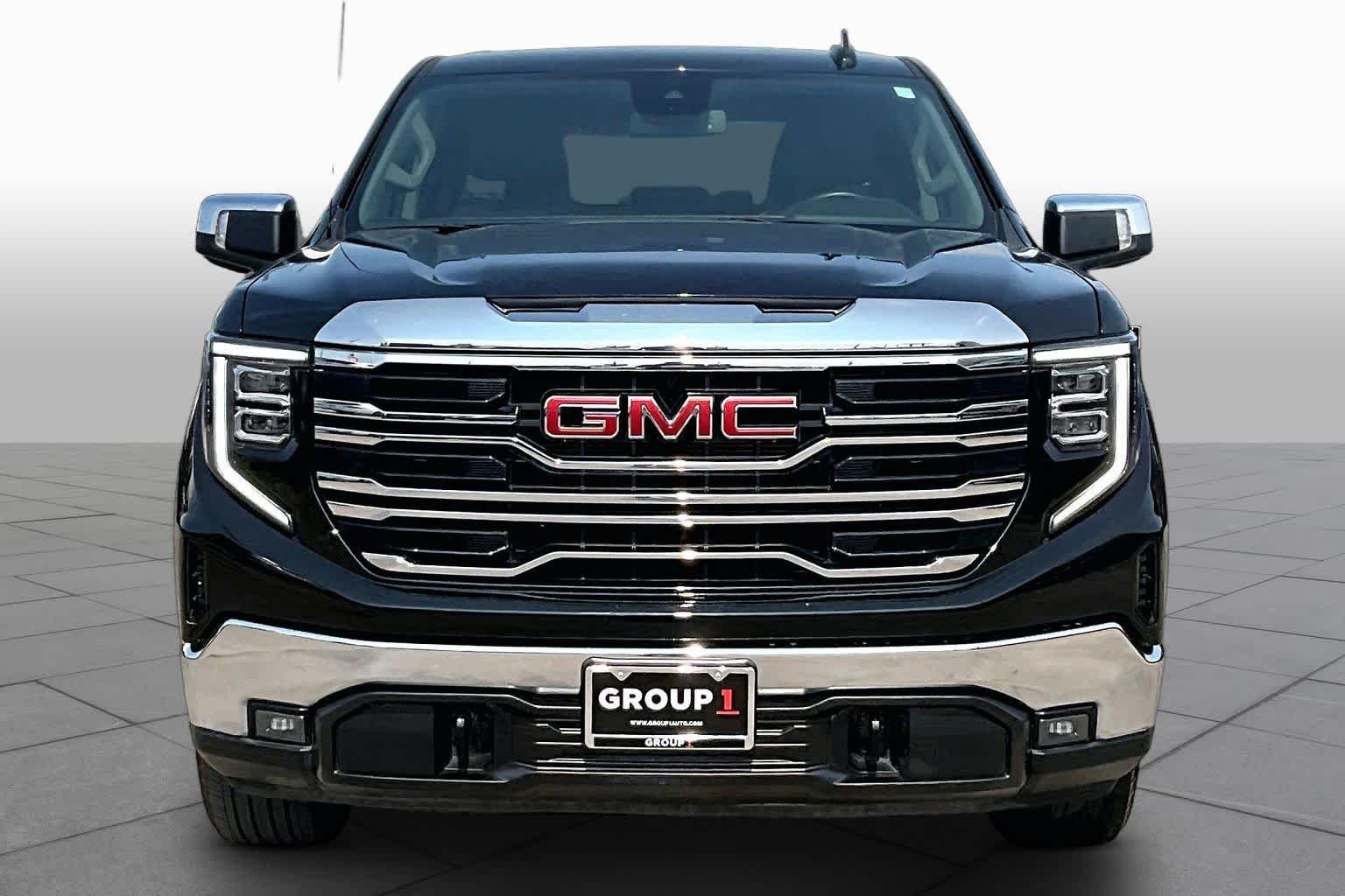 Used 2025 Onyx Black GMC SLT image 4