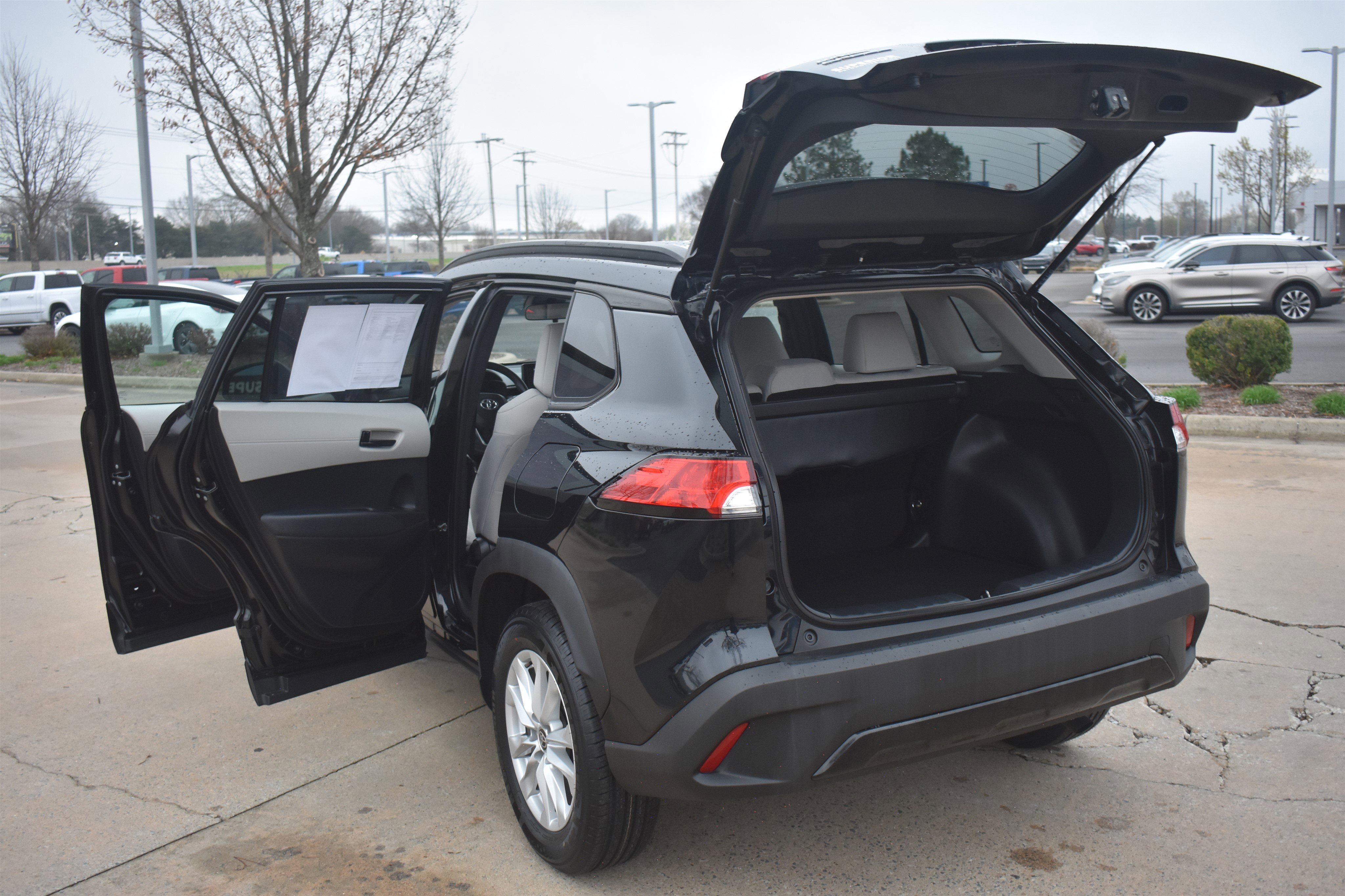 2022 Toyota Corolla Cross LE - Photo 16