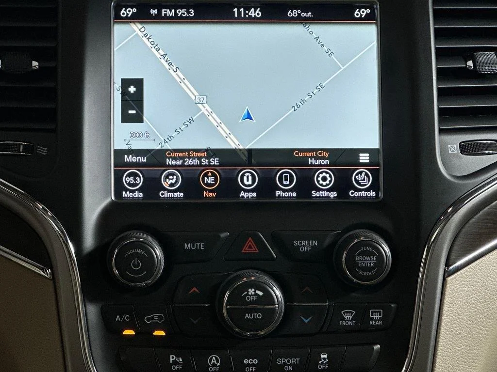 Used 2018 Diamond Black Crystal Pearlcoat Jeep Overland image 29