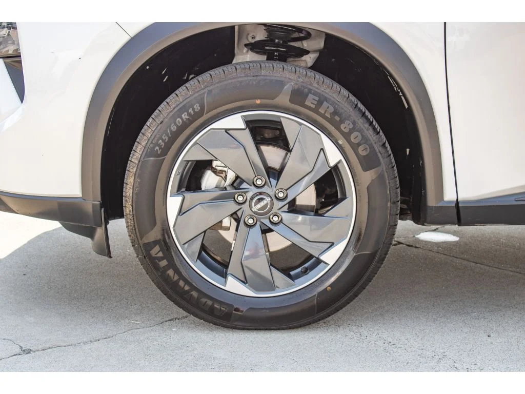 Used 2024 Everest White Pearl Nissan SV image 5