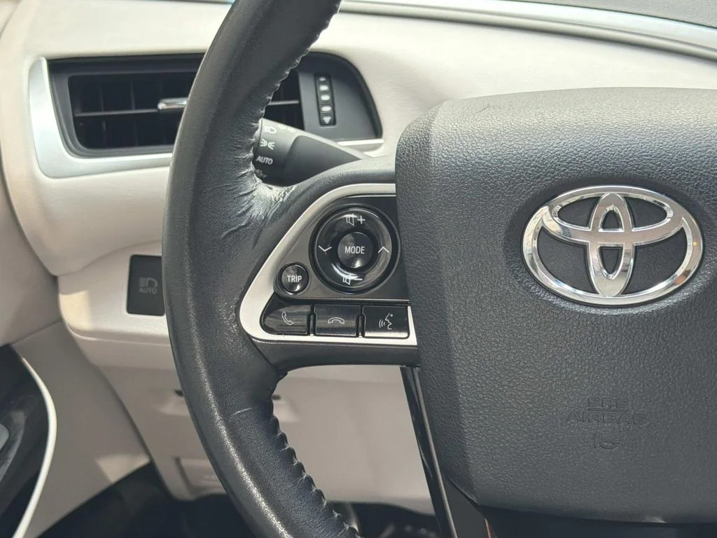 Used 2018 CRYSTAL WHITE Toyota Base image 8