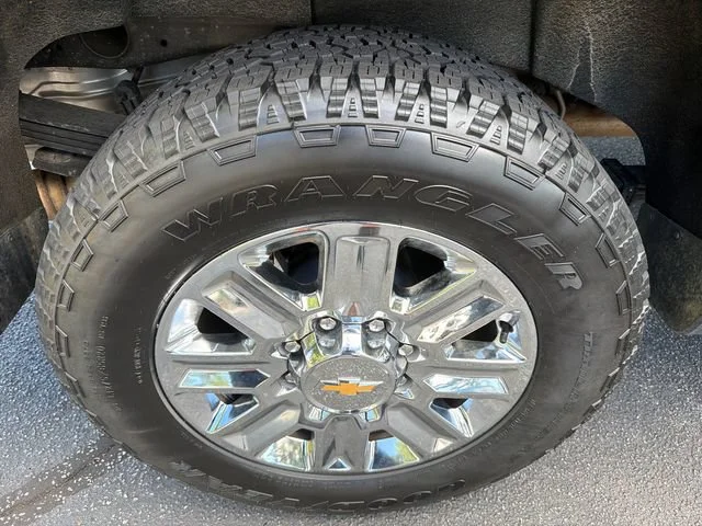 Used 2024 Black Chevrolet High Country image 17