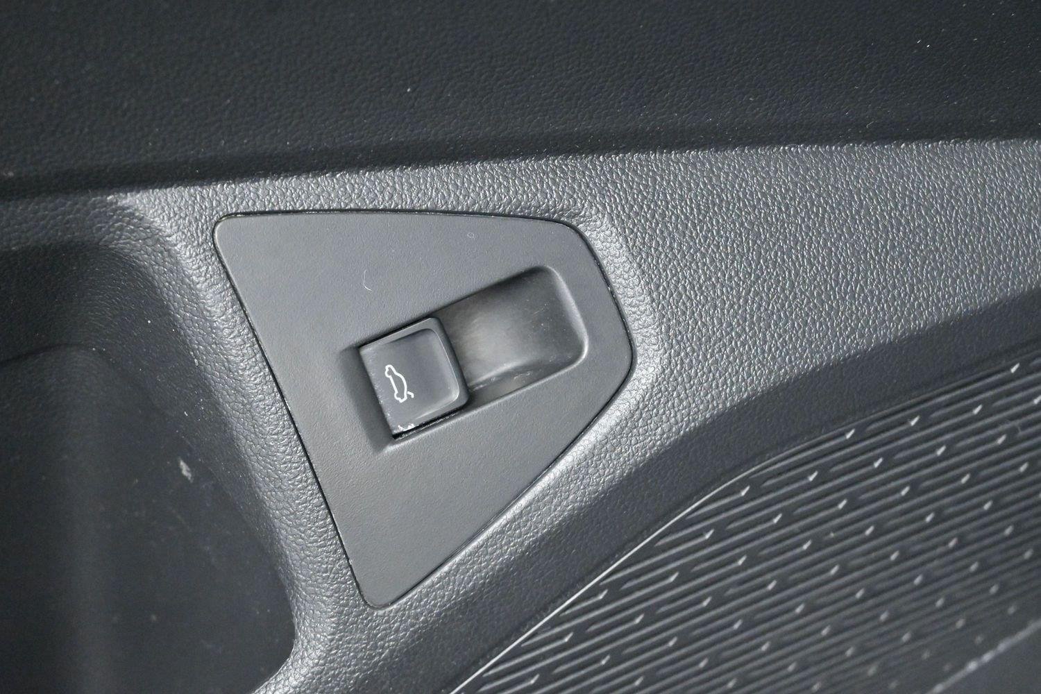 Used 2025 Deep Black Pearl Volkswagen SE image 13