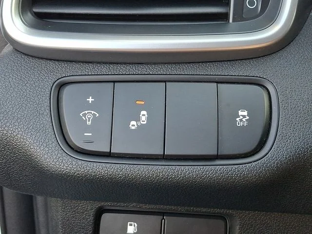 Used 2019 White Kia LX image 27
