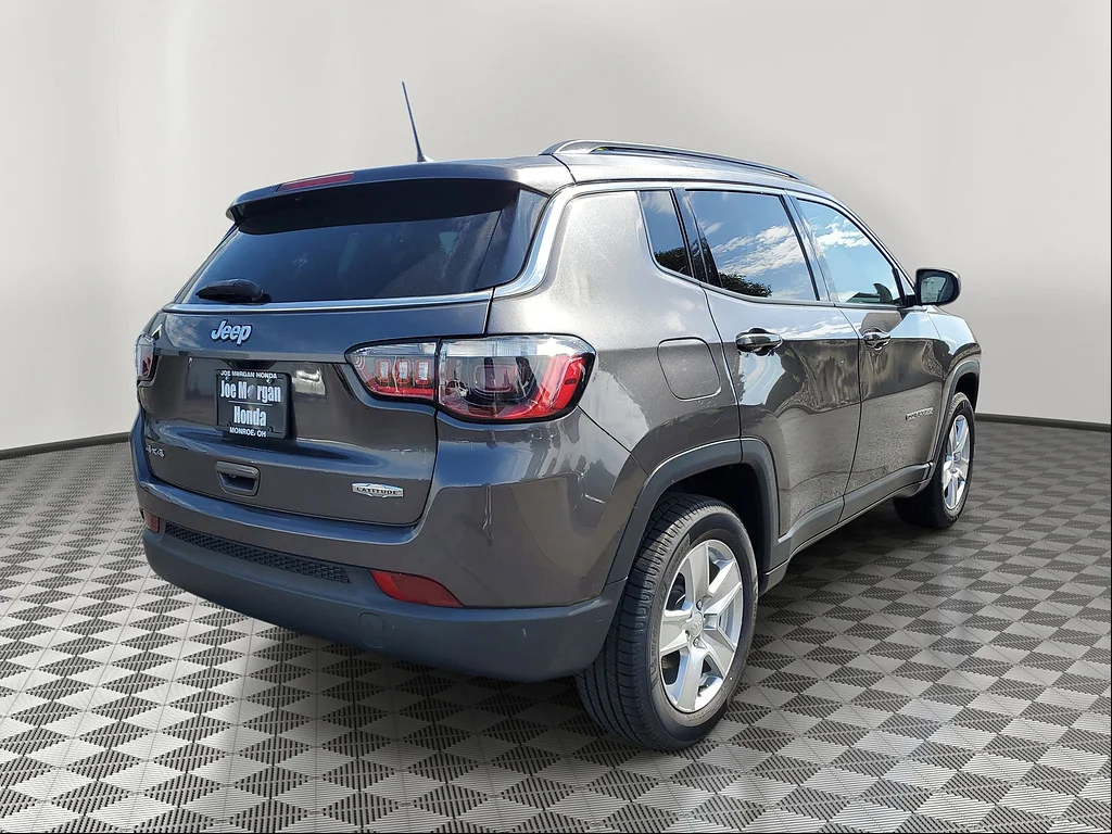 Used 2022 Granite Crystal Metallic Clear Coat Jeep Latitude image 4