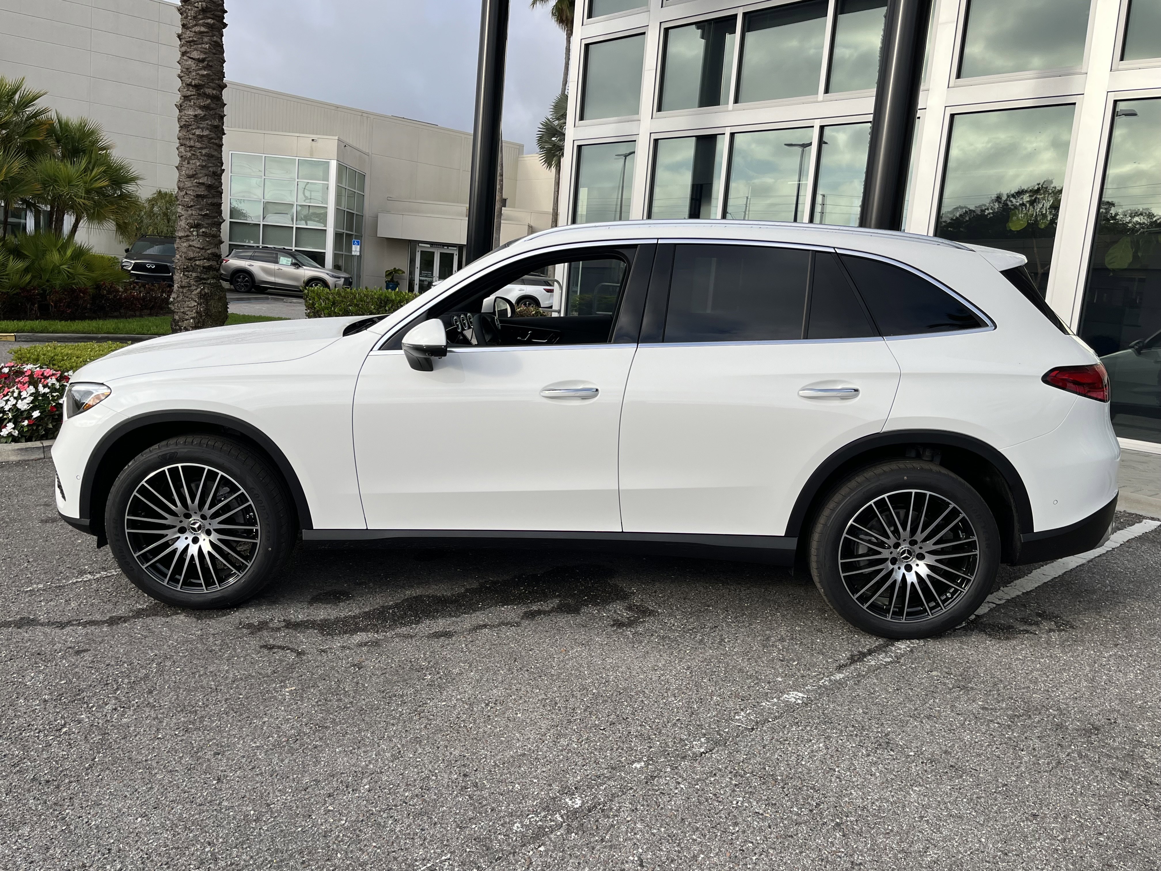 New 2026 Polar White Mercedes-Benz GLC 300 image 3