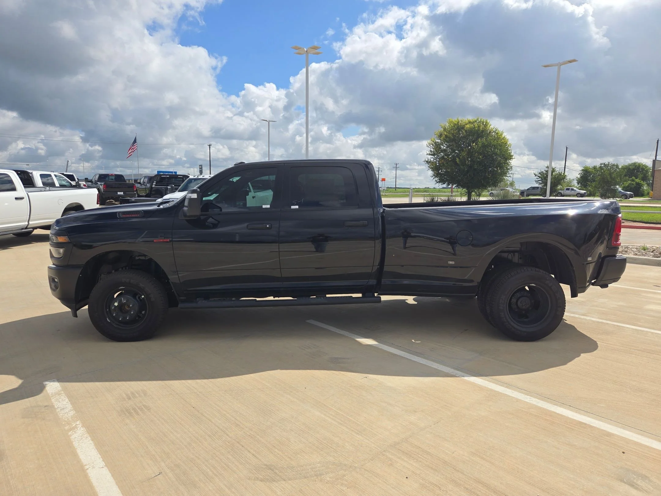 New 2026 Diamond Black Crystal Pearl-Coat Exterior Paint RAM Tradesman image 6