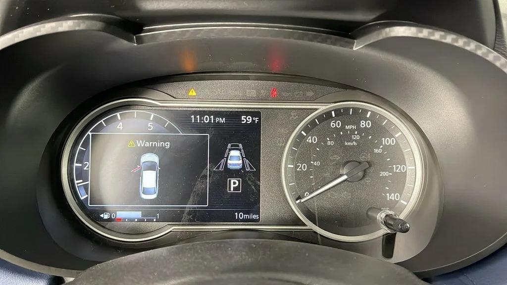 Used 2025 Silver Nissan 1.6 SV image 27