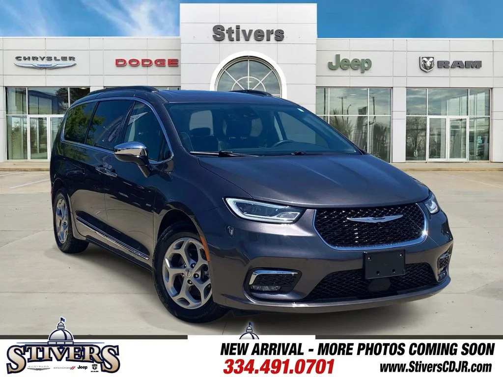 2023 Chrysler Pacifica Limited's photo