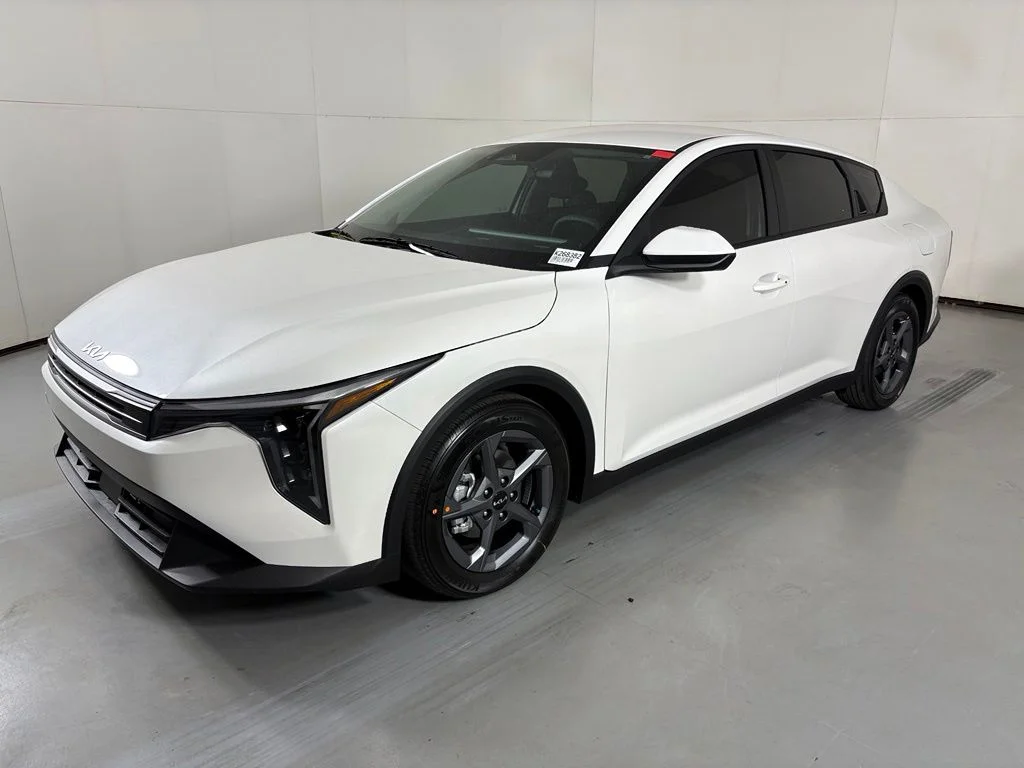 New 2026 Snow White Pearl Kia LXS image 4