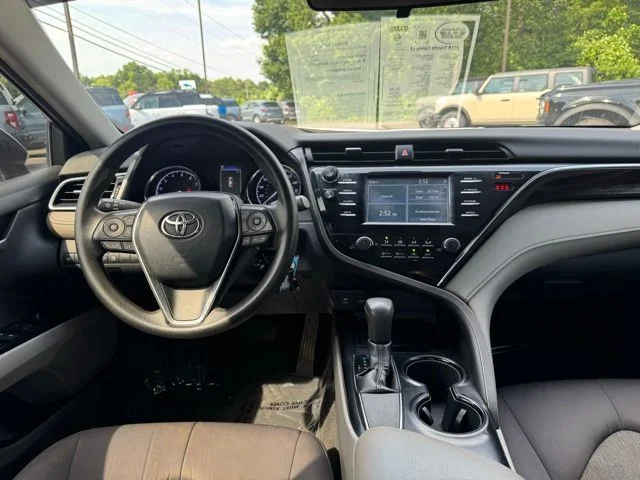 Used 2018 Silver Toyota LE image 17