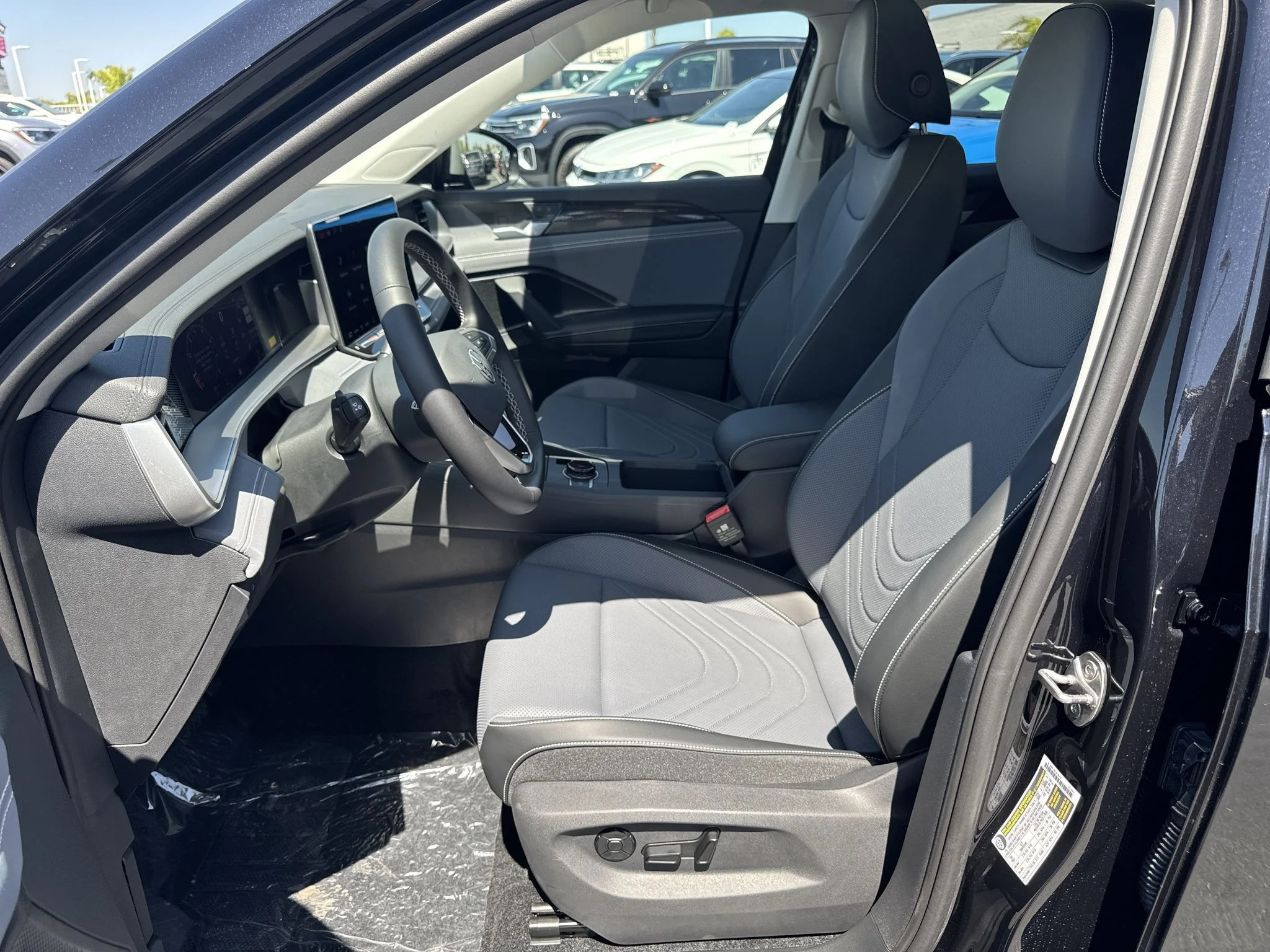 New 2026 Deep Black Pearl Volkswagen SE image 13