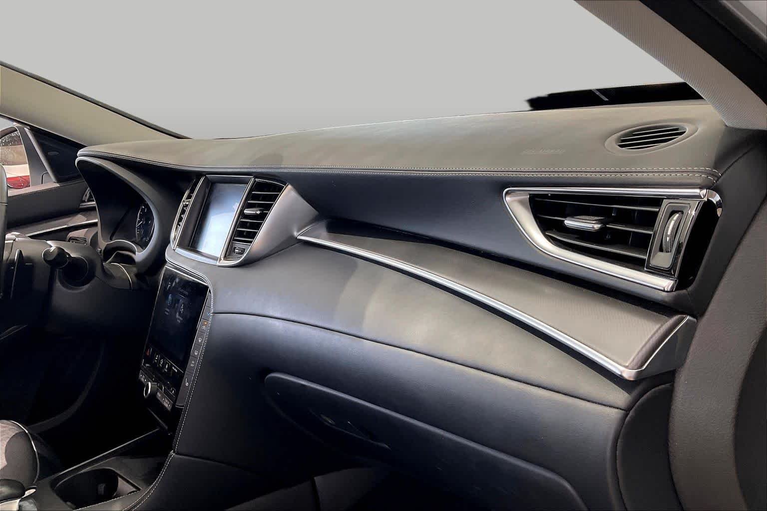 Used 2024 Radiant White INFINITI LUXE image 19