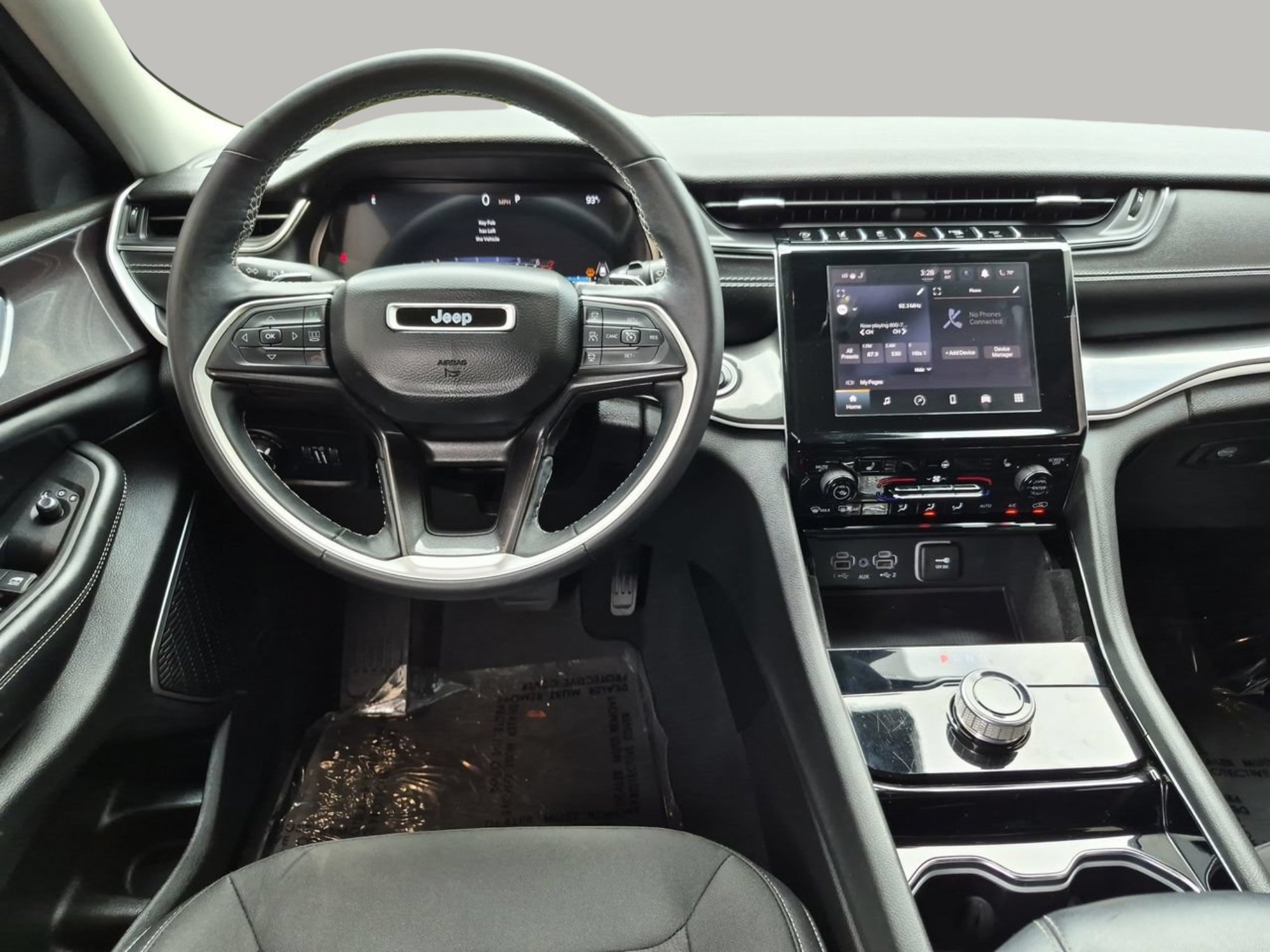 Used 2022 Diamond Black Crystal Pearlcoat Jeep Laredo image 10