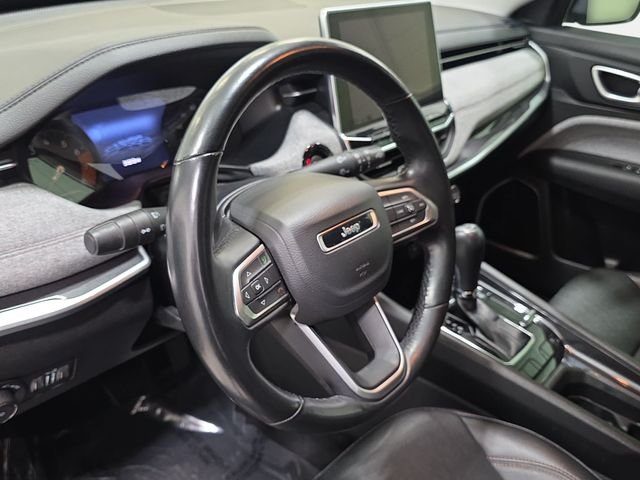 Used 2022 Silver Jeep Latitude Lux image 14