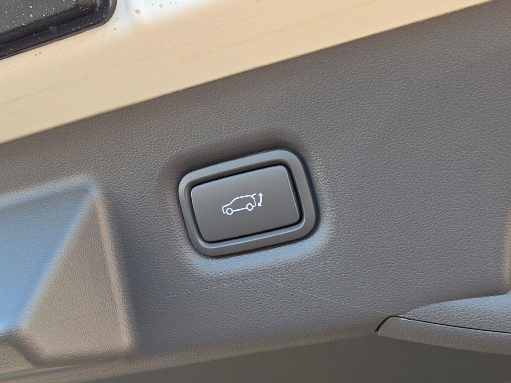 New 2025 White Hyundai SEL image 16