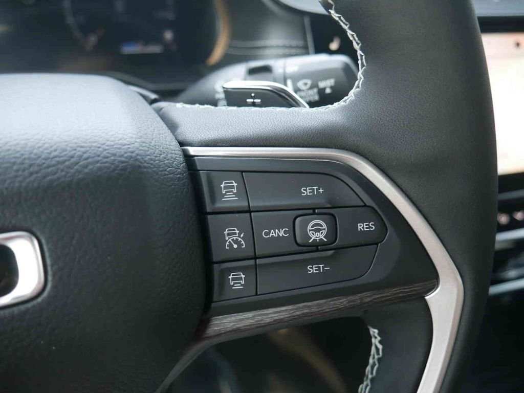 New 2026 Bright White Clear-Coat Exterior Paint Jeep Laredo image 33